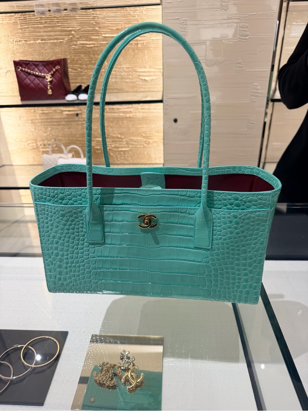 Rare!! Chanel 2026 Mint Croc-Embossed Calfskin & Gold-Tone Medal Tote Bag - Picture 5 of 5